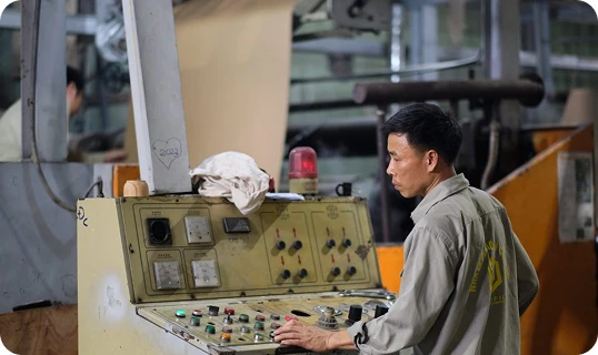 Đội ngũ công nhân chuyên nghiệp, lành nghề trong dây chuyền sản xuất của Bao bì Thái Bình Dương